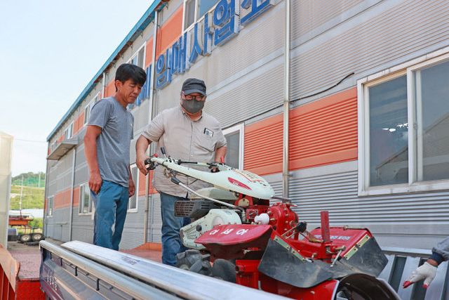 농기계 임대사업소에서 농기계 사용법을 설명하고 있다.