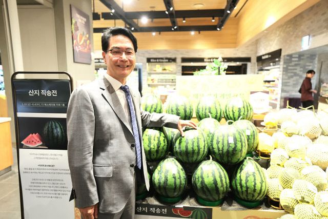 고창 명품수박 출시 기념식(2)_명품수박과 함께