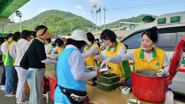 신천지자원봉사단이 충주 론볼경기장에서 선수단에게 점심 배식
