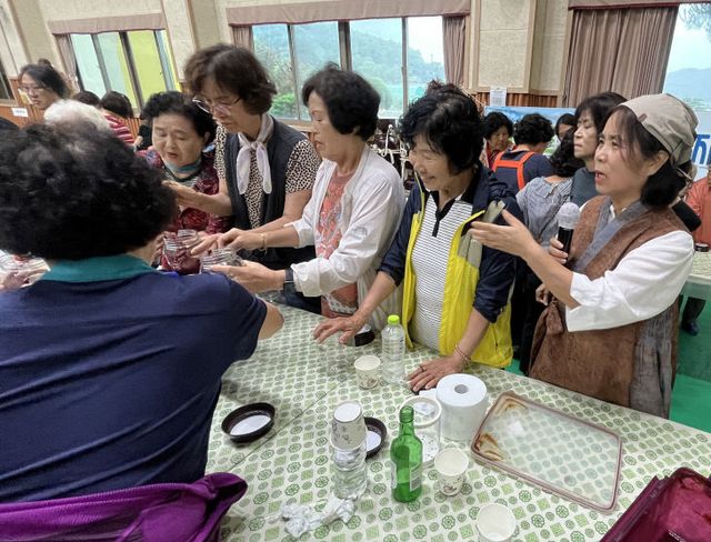 고추장 만들기 과정을 지도하고 있다.