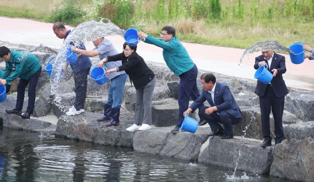 함양군 뱀장어·다슬기 방류행사 개최 (1)