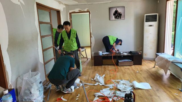 11.예빛봉사단 사랑의 집수리 봉사 모습