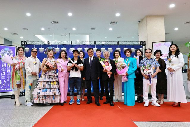 첫 패션쇼에 도전한 서천군 예다락 시니어 모델