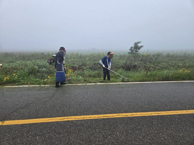 교동면 농촌지도자회, 장마철 대비 도로변 안전 도모