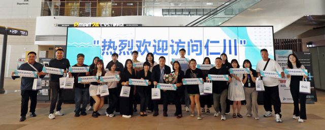 단이 기념사진을 촬영하고 있다