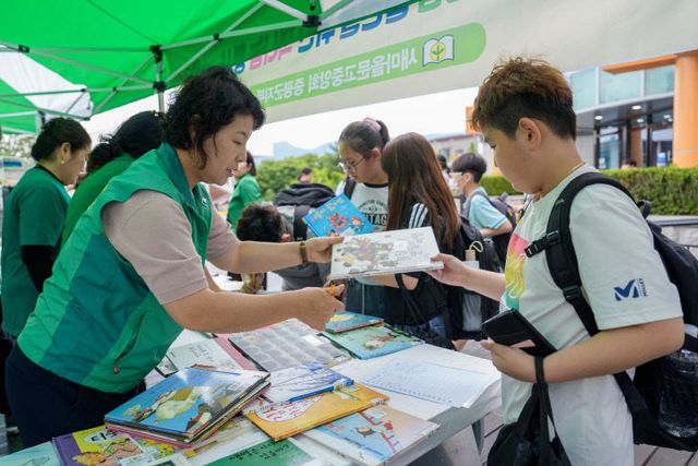 증평군) 새마을문고중앙회 증평군지부 책나눔 행사 사진 3