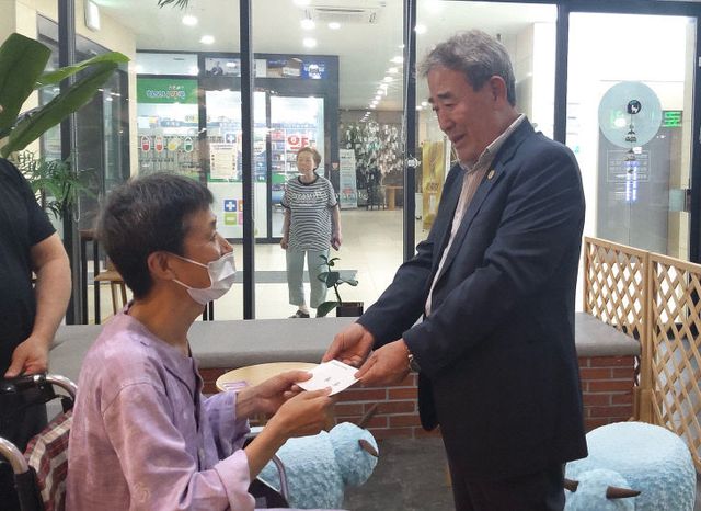 이병홍 소방발전위원장 위로금 전달 사진.