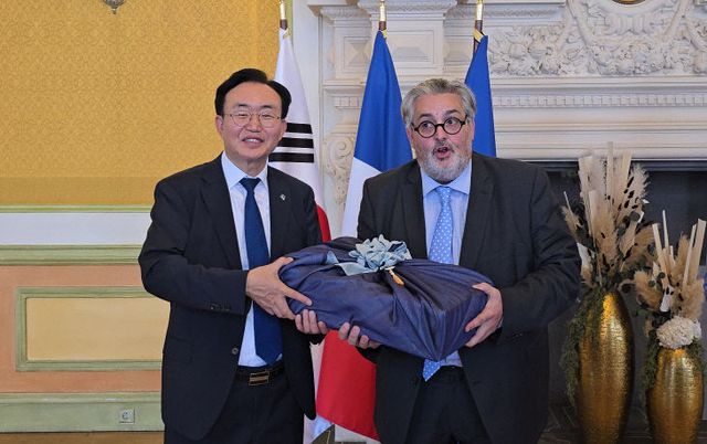 4 올리비에 비앙키 시장에게 선물 전달