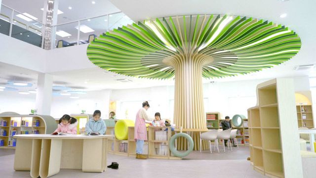 괴산 군립도서관에서 책을 보며 노는 아이들