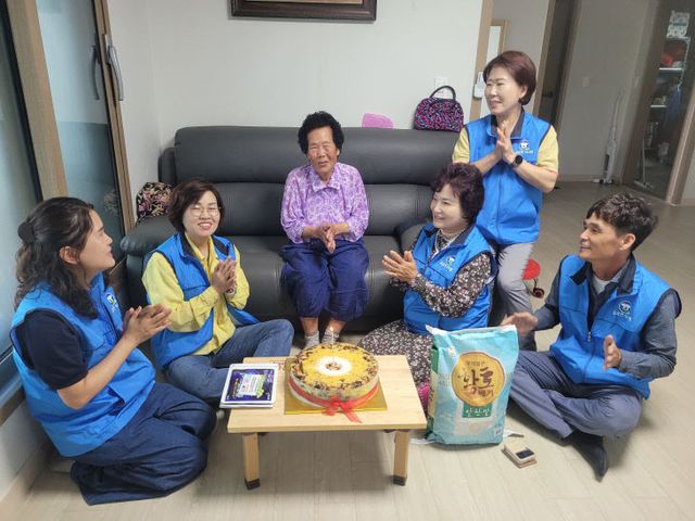 공음면, 홀로 어르신 생신 축하 떡케이크 전달