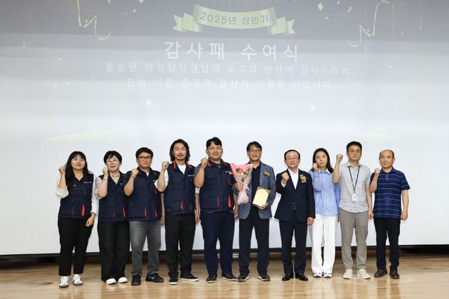 연천군공무직노조, 윤승원 행정담당관에게 감사패 수여 (1)