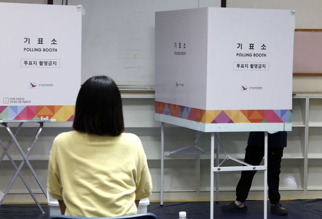 폐원 유치원에 마련된 투표소<YONHAP NO-3522>