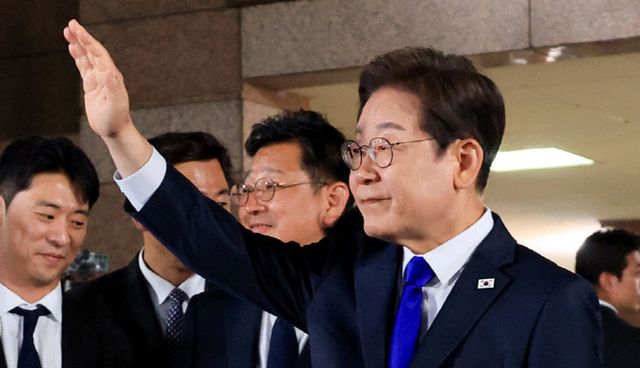 자택에서 나오는 이재명 후보<YONHAP NO-5445>