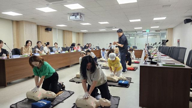 심폐소생술 교육(심폐소생 실습장면)2 (1)