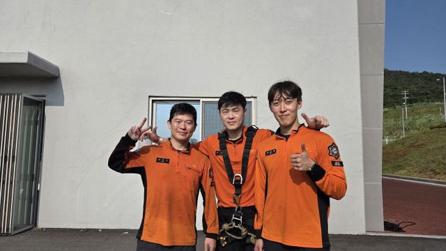 우측부터 김태룡 소방교, 정현우 소방교, 이상혁 소방사