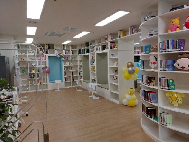 증평군 창동개나리어울림센터 내 작은도서관 내부 사진 2