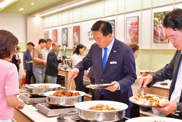4일 '장성한상' 시식회를 찾은 김한종 장성군수 (2)