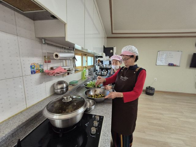 달천동 달신경로당 취사도우미 식사 지원 모습.