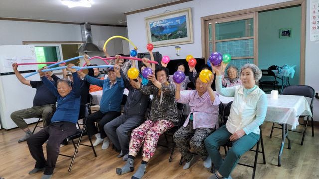 경로당 어르신 백업봉·성게볼 배부 사진.