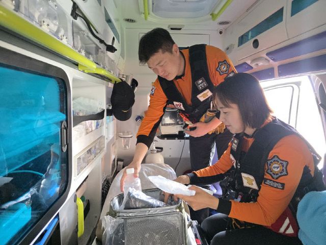 서천소방서 구급대원이 폭염대응 장비를 점검하고 있다