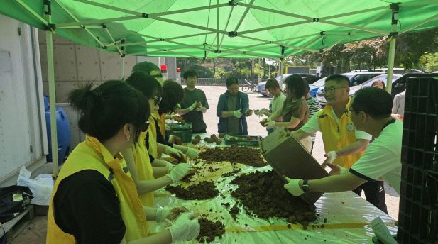 생물(EM) 흙공 제작 (1)