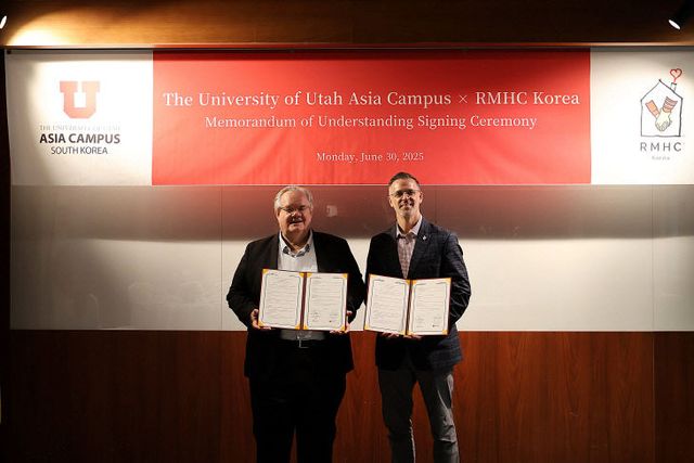 후 기념촬영을 하고 있다