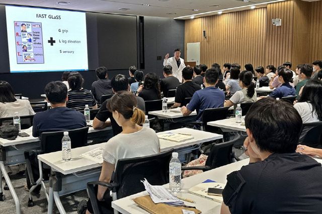 [크기변환]응급의학과 이한유 교수 강연 모습