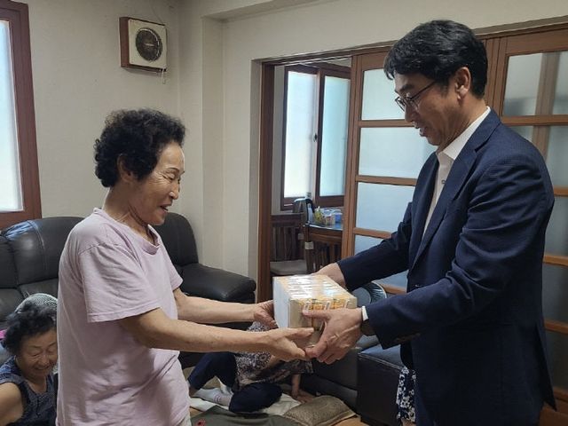 기탁받은 음료를 관내 경로당에 전달하고 있다