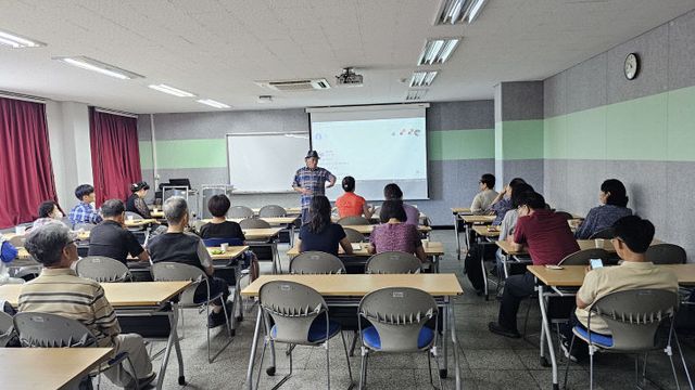 사진 2 김명순 강사 강의 장면