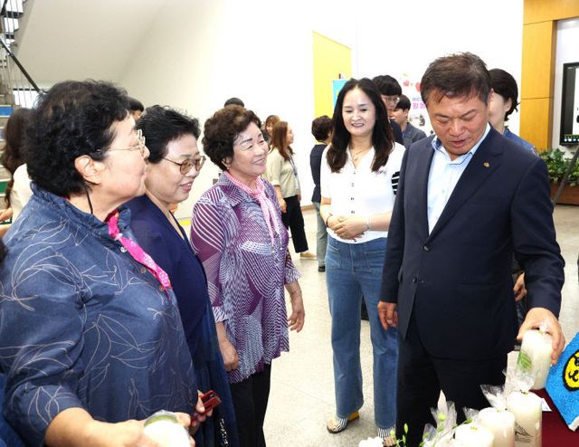 시청 로비서 미술 전시