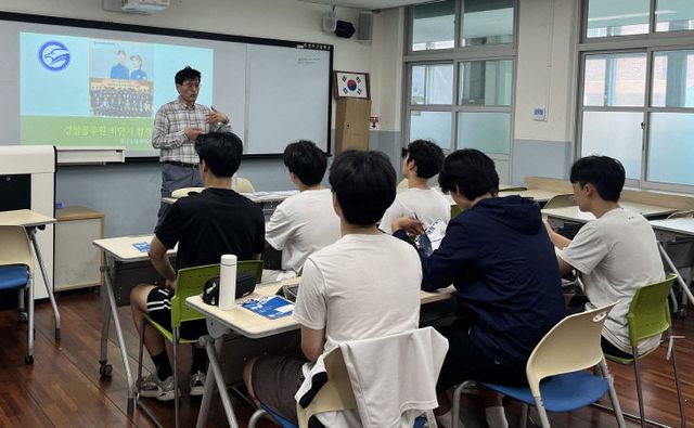 공주고_전공캠프_사진1(곽영길_교수)