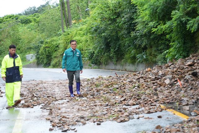 김기웅 서천군수가 낙석으로 통제된 도로를 점검하고 있다