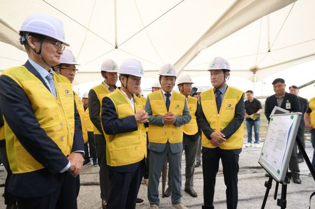 사랑의 집 고치기 착공식(3)