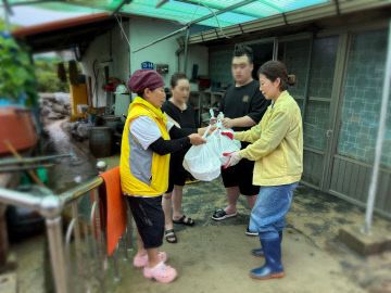 호우피해 이재민과 독거노인에 삼계탕 전달 (2)