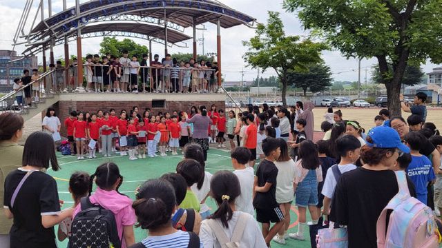 (대소초)감성소리숲 합창단 등굣길 버스킹 행사 사진(1)