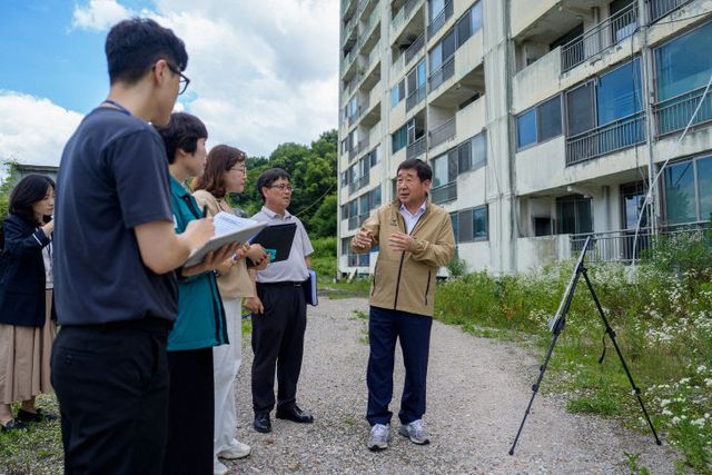 증평군 윤모아파트 정비사업 현장 방문한 이재영 증평군수