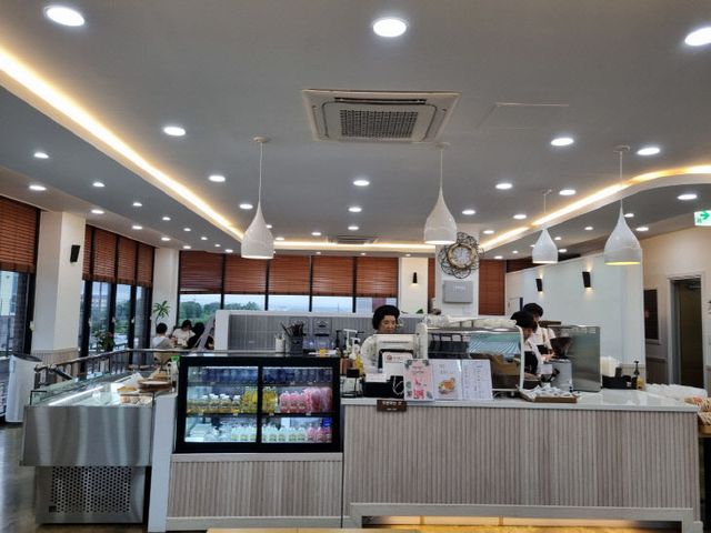 3.공동체사업단 ‘다시, 봄’ 카페 운영 모습 (1)