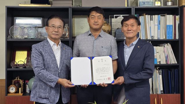 250722 충주학연구소-충주교차로 공동협력 협약 체결 및 기증식