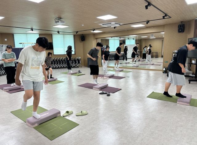청소년 맨몸운동 배우기 프로그램 참여 모습.