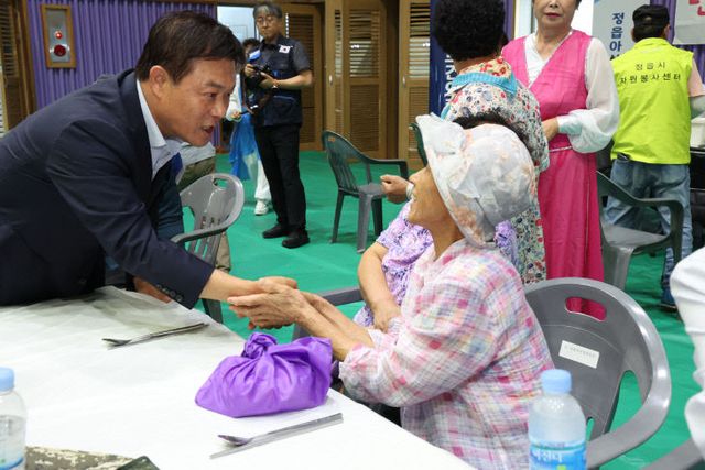 이학수 정읍시장, 어르신 건강 챙기며 현장 행보1