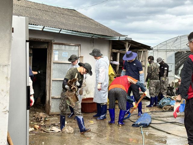 1789부대 장병들이 수해 복구 활동을 펼치는 모습