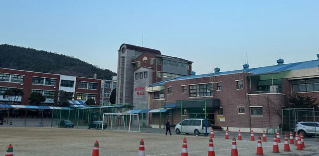 1. 용인특례시 처인구에 있는 용인중학교 전경