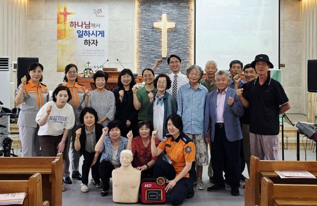태안읍 상옥교회에서 심폐소생술 교육 실시 후 단체 사진