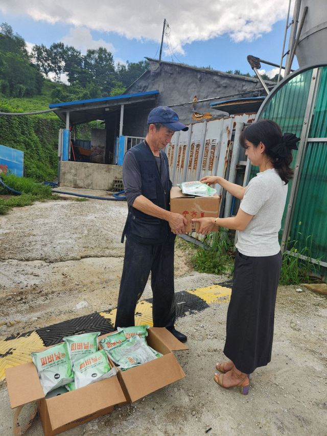 괴산군 축산농가에 스트레스 고온 완화제를 전달하고 있다 (1)