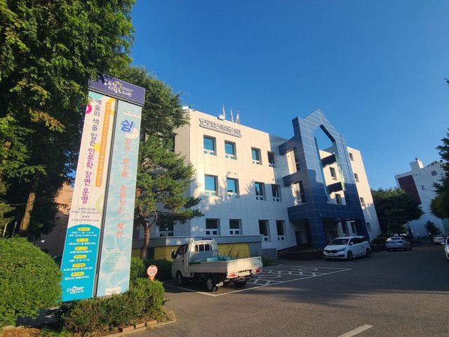 8. ‘여름, 꽃을 그리다’ 동두천시 시립도서관 로비 전시 운영