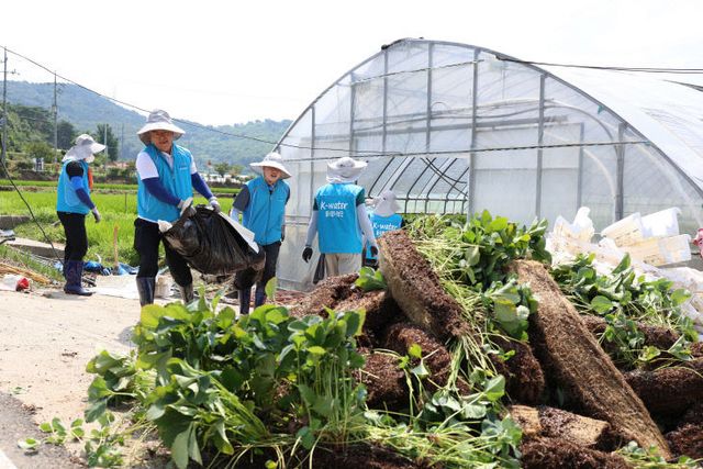 [사진 1] 24일 충남 서산 농가 복구 지원