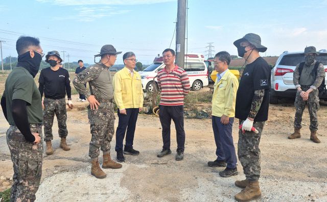 8098부대 2대대, 집중호우 피해 고창 수박농가 지원(2)