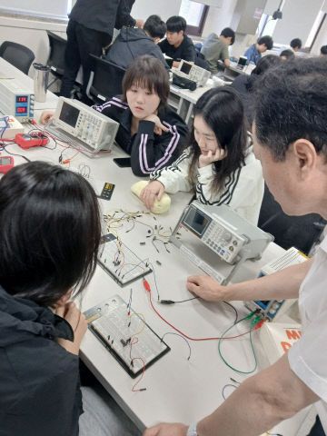 반도체 설계 교육을 하고 있다