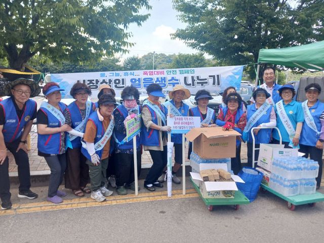 바르게살기운동 예산읍위원회 물 나눔 모습