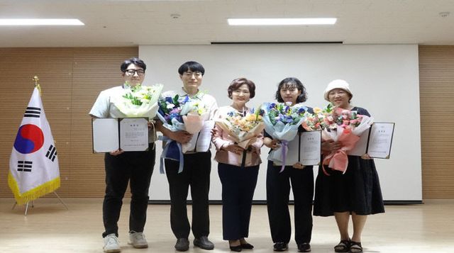 [사진 2] 기념식 우수직원 표창 수상자와 함께